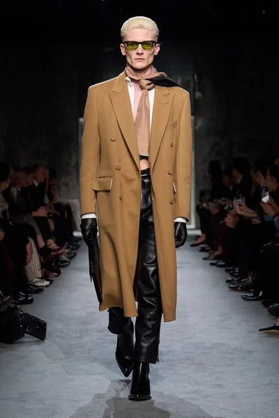 Look 17